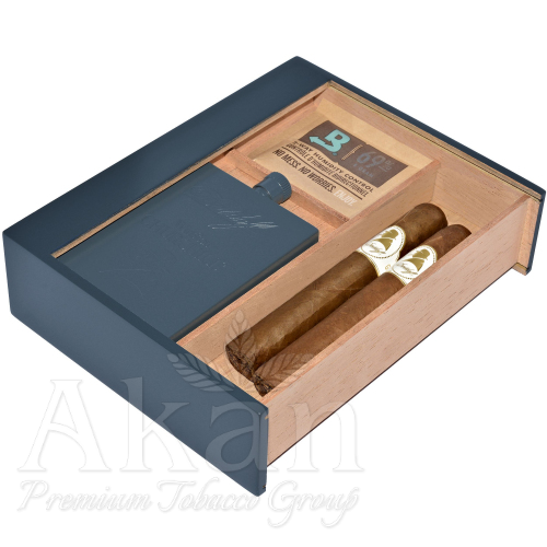 Zestaw Davidoff Winston Churchill Robusto (2 cygara, piersiówka, akcesoria).