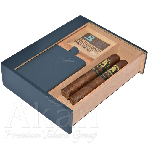 Zestaw Davidoff Winston Churchill The Late Hour Robusto (2 cygara, piersiówka, akcesoria).