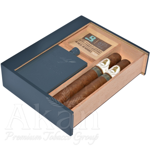 Zestaw Davidoff Winston Churchill LE 2021 Toro (2 cygara, piersiówka, akcesoria)