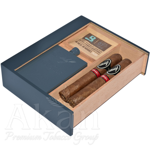 Zestaw Winston Churchill Davidoff Yamasa Robusto (2 cygara, piersiówka, akcesoria).